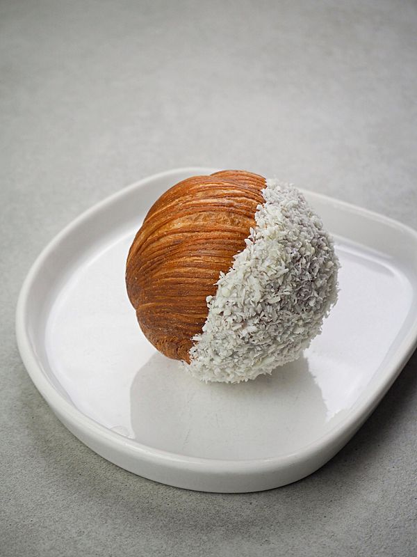 Круассан-бол ананас-кокос