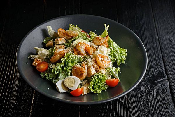 Салат цезарь креветка