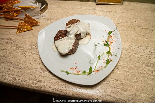 Медальон из говяжьей вырезки со сливочным грибами соусом.