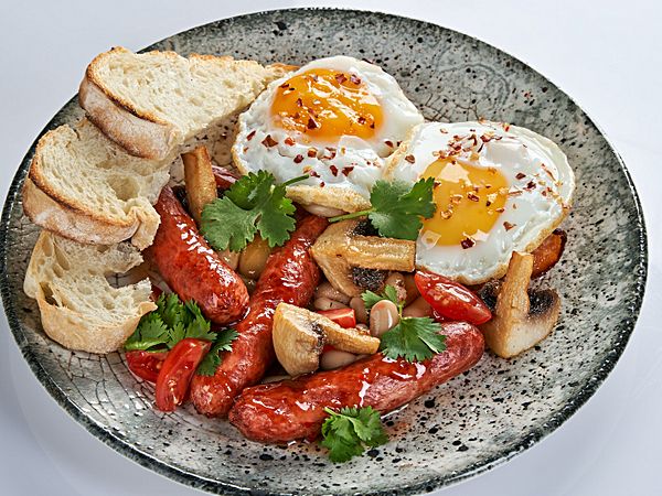 Глазунья с баварскими колбасками