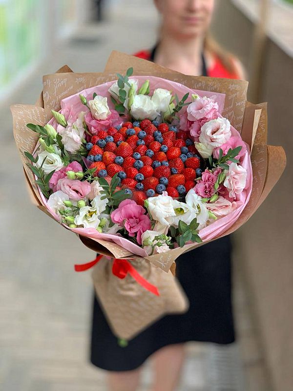 Букет с клубникой и эустомой