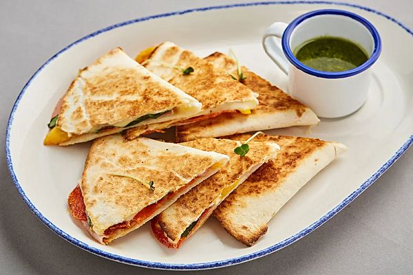 Пьядина с ветчиной котто и чипсами из салями