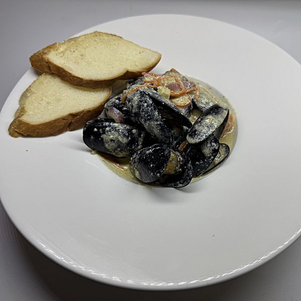 Мидии в ракушке с овощами в сливочном соусе