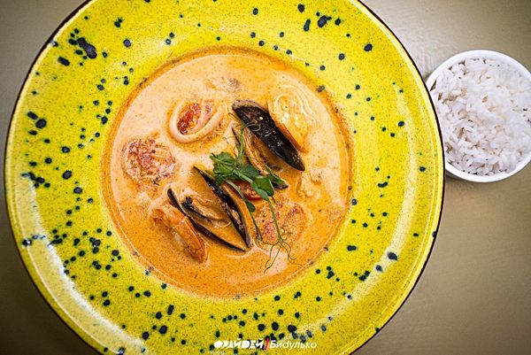 Том ям с морепродуктами