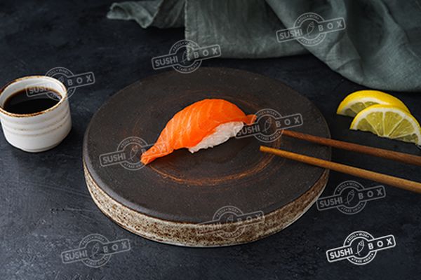 Суши лосось