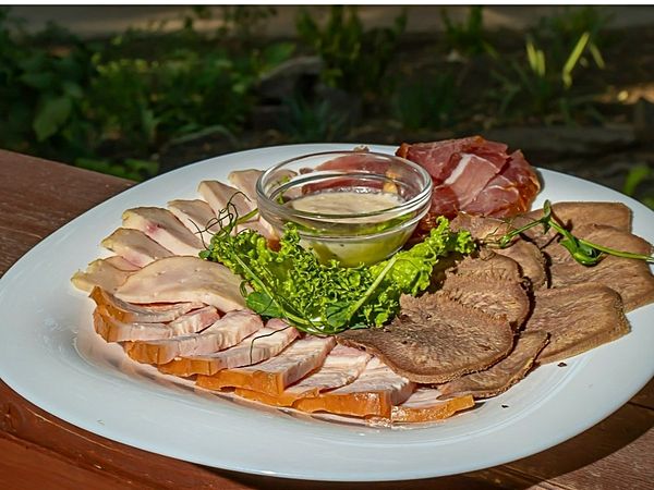 Ассорти мясных деликатесов