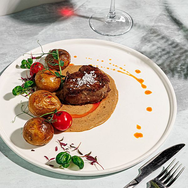 Медальон из телятины с мятым картофелем