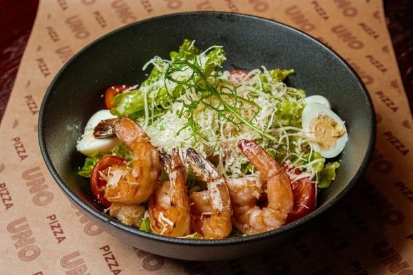 Салат Цезарь с креветками