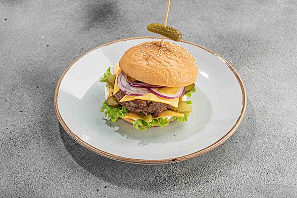 Бургер с говяжьей котлетой и сыром чедер