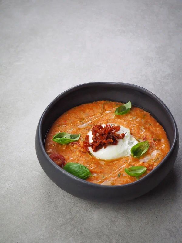 Томатная овсянка с пармезаном, яйцом пашот и вялеными томатами