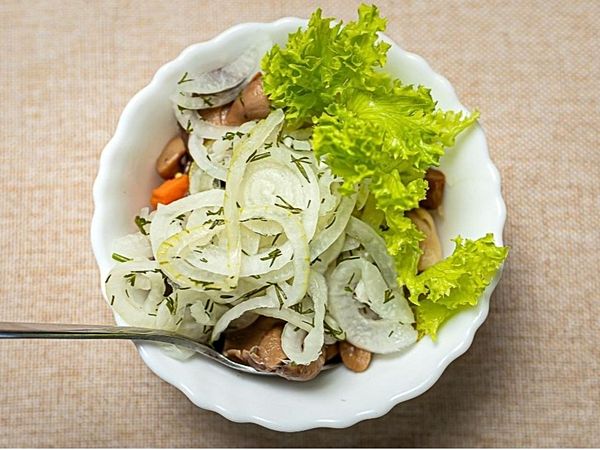 Грибочки с луком и домашним маслом