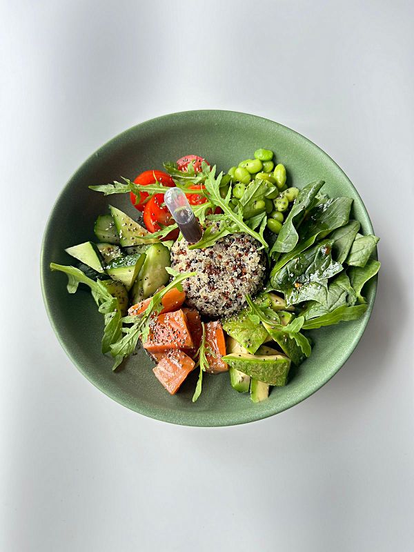 Боул с лососем и киноа