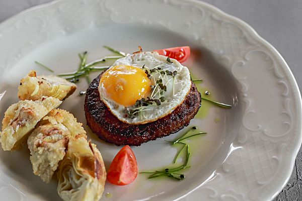 Бифштекс из мраморной говядины с артишоками и яйцом