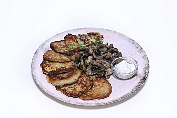 Драники с поджаркой из куриной грудки и шампиньонов