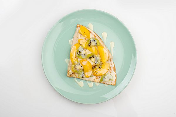 Блинчик с киви, персиком и сгущенным молоком