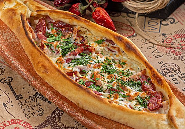 Пиде с копченостями