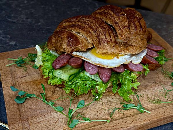 С охотничьими колбасками и яйцом Глазунья