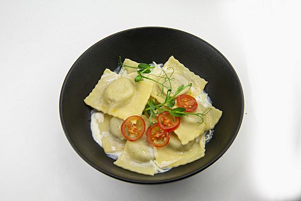 Равиоли с телятиной и сыром пармезан под сливочно-сырным соусом