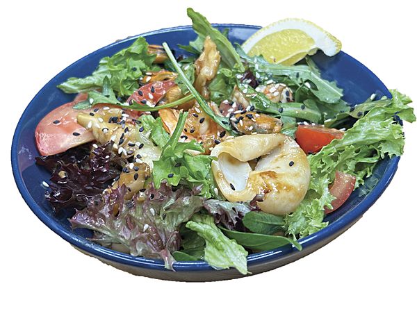 Салат с морепродуктами, c кунжутно - цитрусовой заправкой