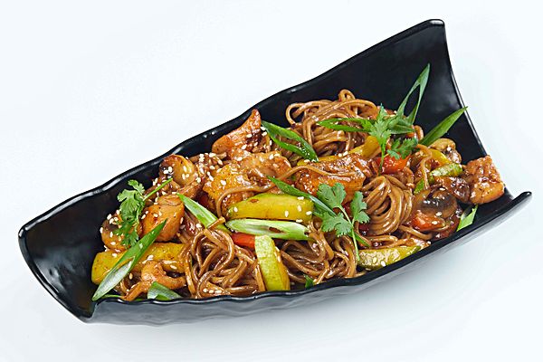 Соба с курицей и овощами