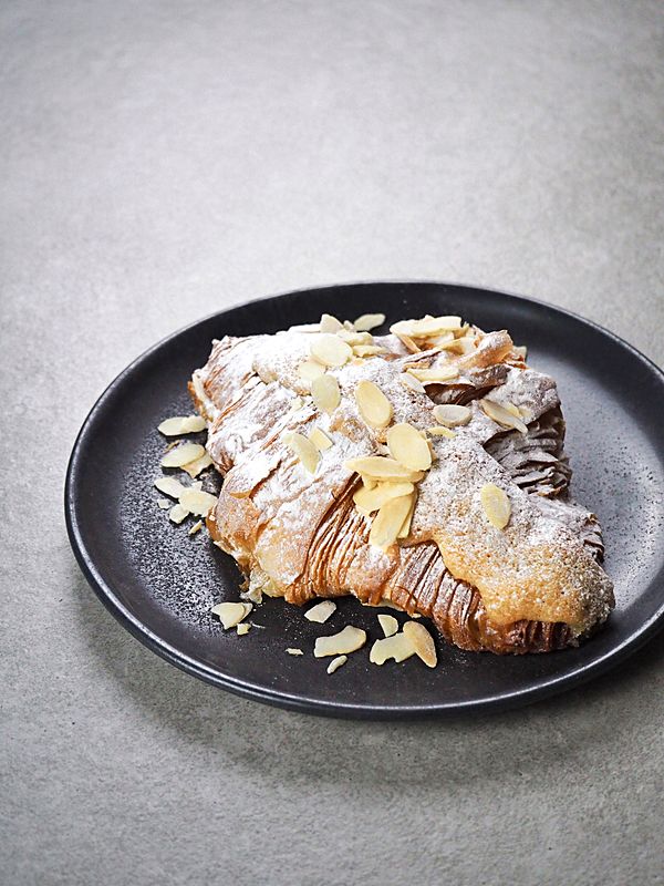 Круассан с миндальным кремом