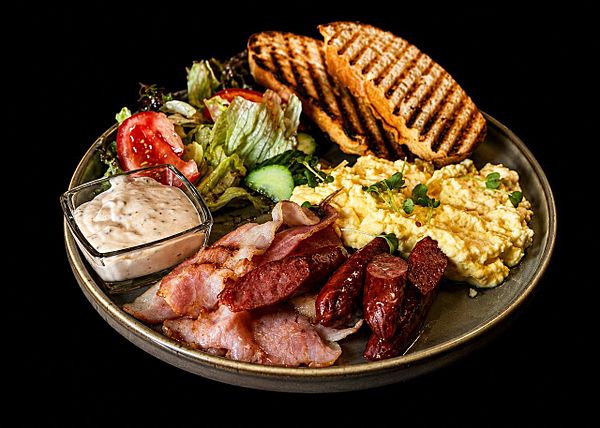 Скрембл с ветчиной, беконом, овощами и румяным хлебом