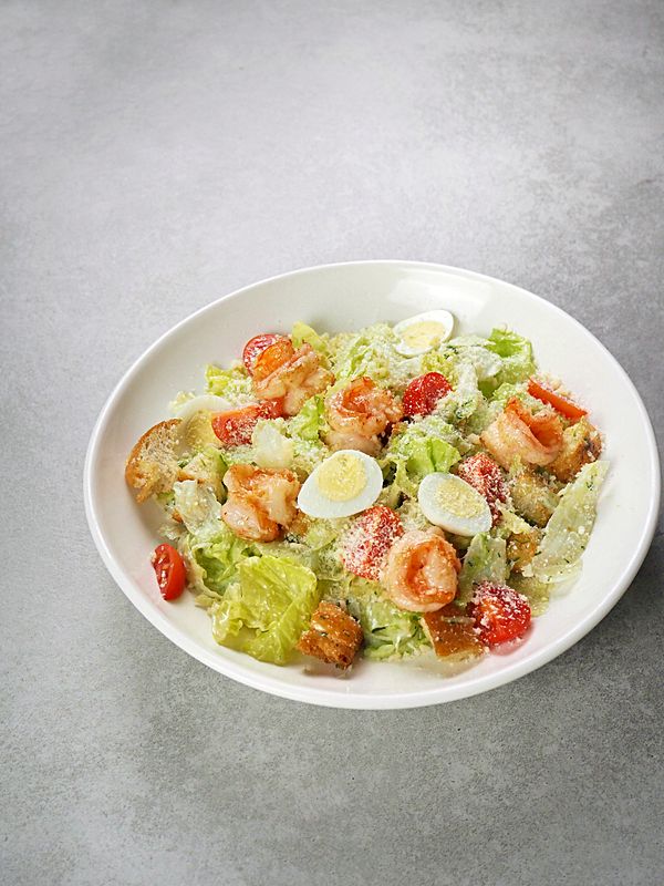 Цезарь с тигровыми креветками, перепелиным яйцом, черри и пармезаном