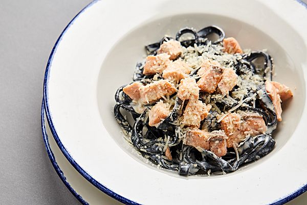 Чёрные тальятелле с лососем