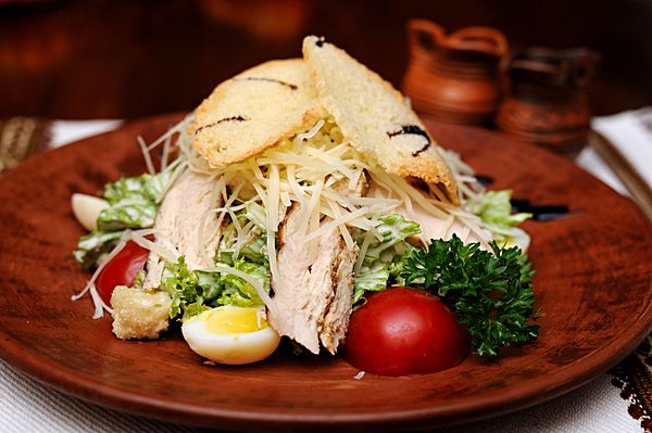 Цезар с копченой куриной грудкой
