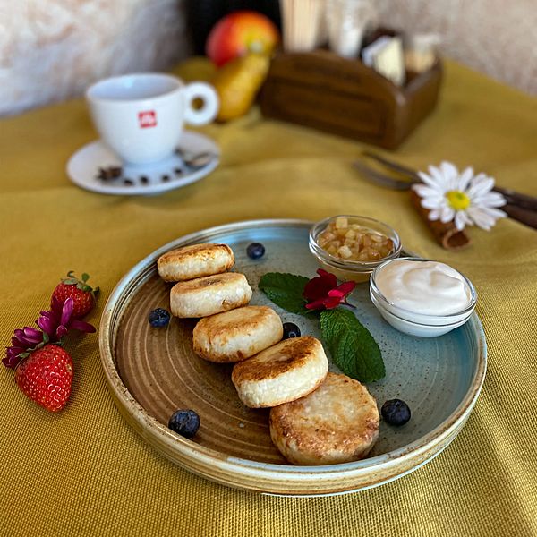 Сырники с грушевым компоте и сметаной