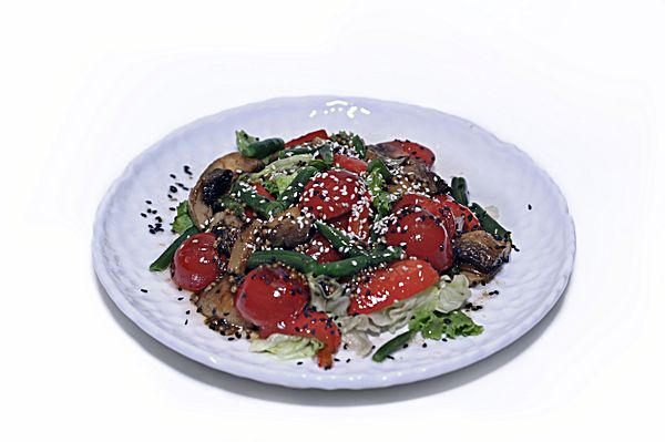 Теплый салат с куриной грудкой, овощами и тайским соусом