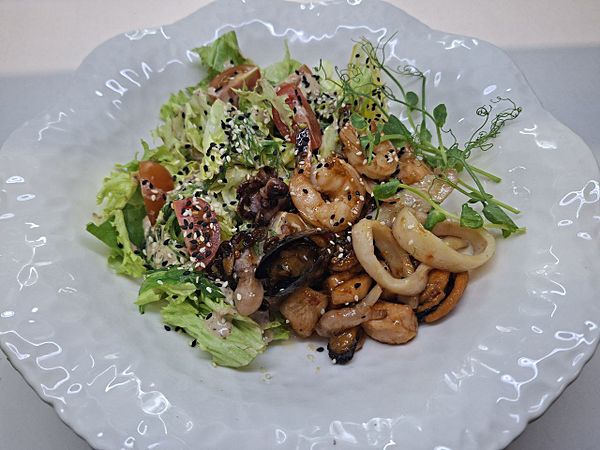 Салат с морепродуктами с ореховым соусом
