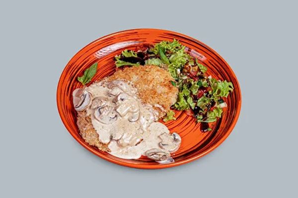 Свиной шницель с грибным соусом