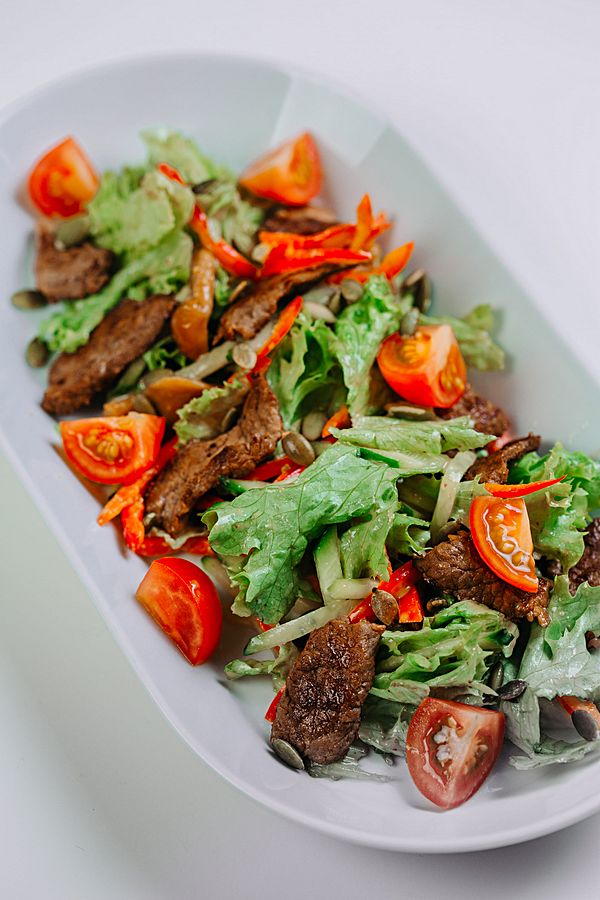 Теплый салат с телятиной и маринованными опятами