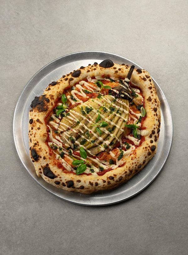 Пицца с баклажаном, муссом из цветной капусты и песто