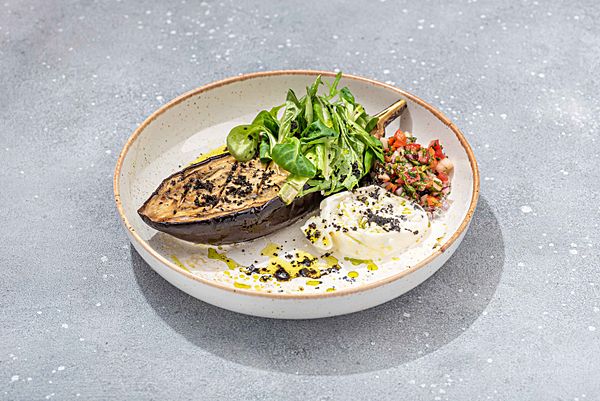 Запеченный баклажан с бураттой и овощной сальсой