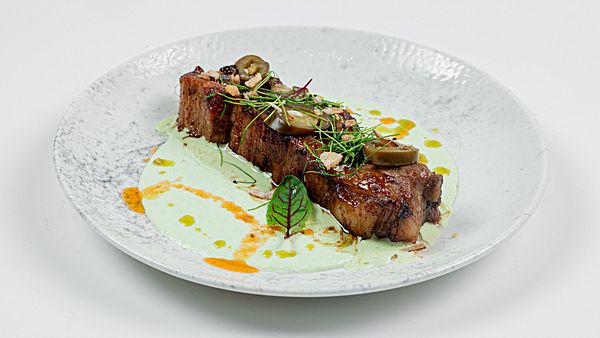 Свиные ребра с муссом из зеленого лука и халапеньо