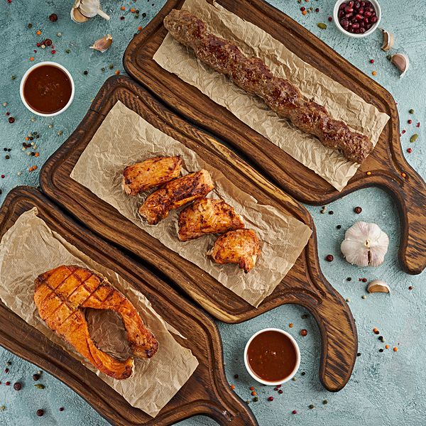 Стейк из лосося с соусом тар-тар