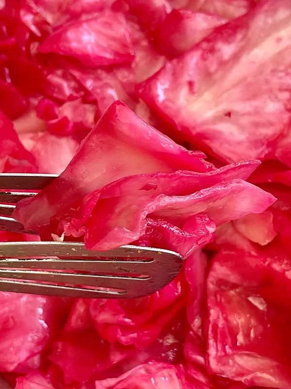 Лепесток капусты в свекле маринованный