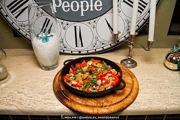 Горячая сковорода со свининой и овощами