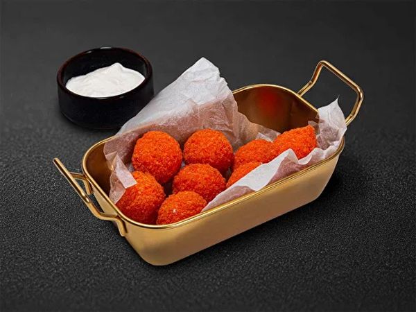 Сырные шарики с чесночным соусом
