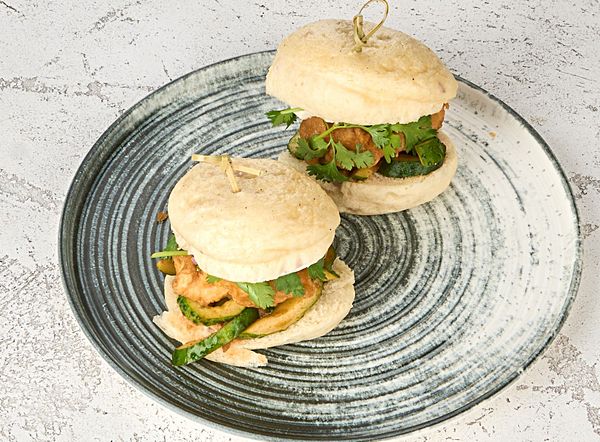 Паровые булочки с хрустящим цыпленком и битыми огурцами