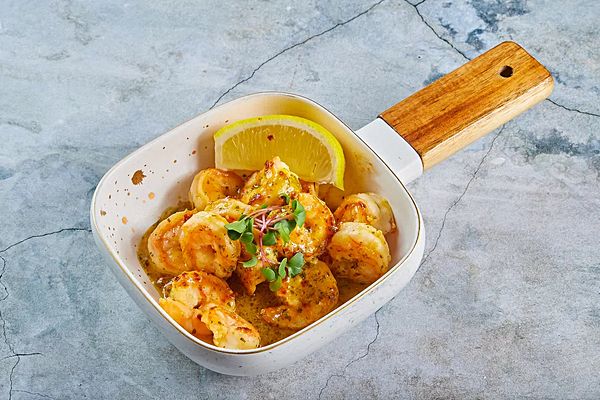 Обжаренные хвосты тигровой креветки в соусе манго