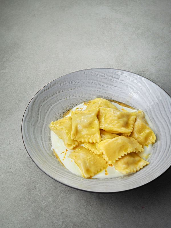 Равиоли с креветками с соусом морне