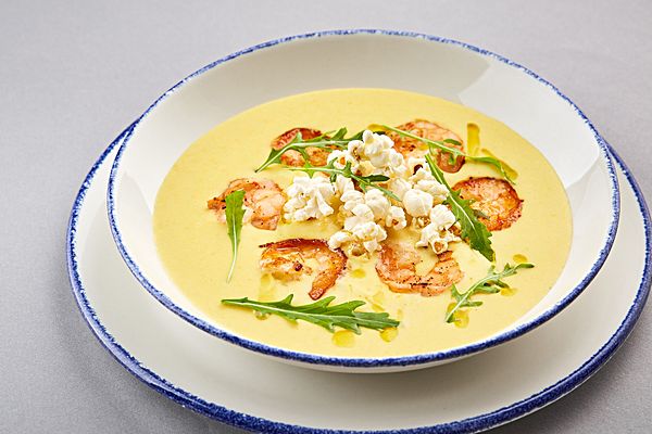 Кукурузный крем-суп с тигровой креветкой и попкорном