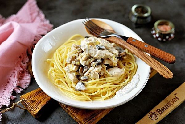 Паста с курицей и грибами