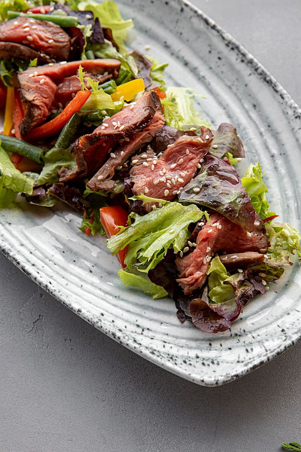 Салат с ростбифом и свежими овощами с легкой горчичной заправкой