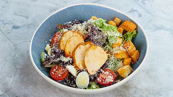 Цезарь с запеченной куриной грудкой