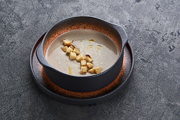 Грибной крем суп с трюфельным маслом и пшеничными гренками