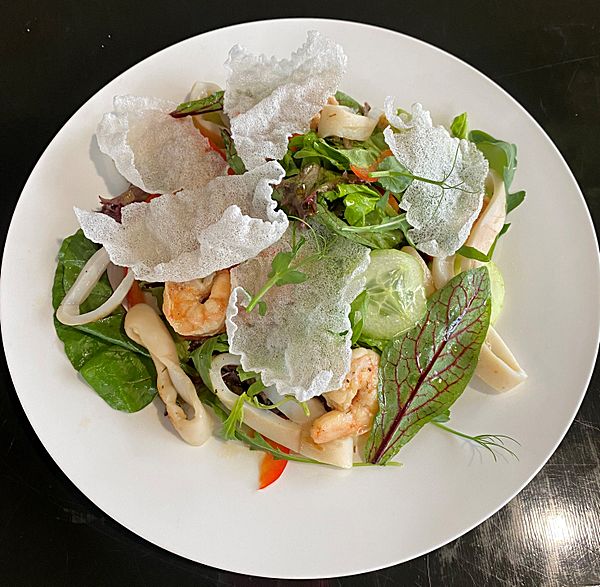 Салат с морепродуктами и миксом зелени в кисло-сладком соусе